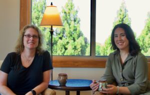 Maryfrances and Alison having coffee and talking about ImpactStory (program evaluation, impact evaluation, outcome evaluation, nonprofits, nonprofit leaders, fundraising, storytelling with data, impact stories, dataviz)